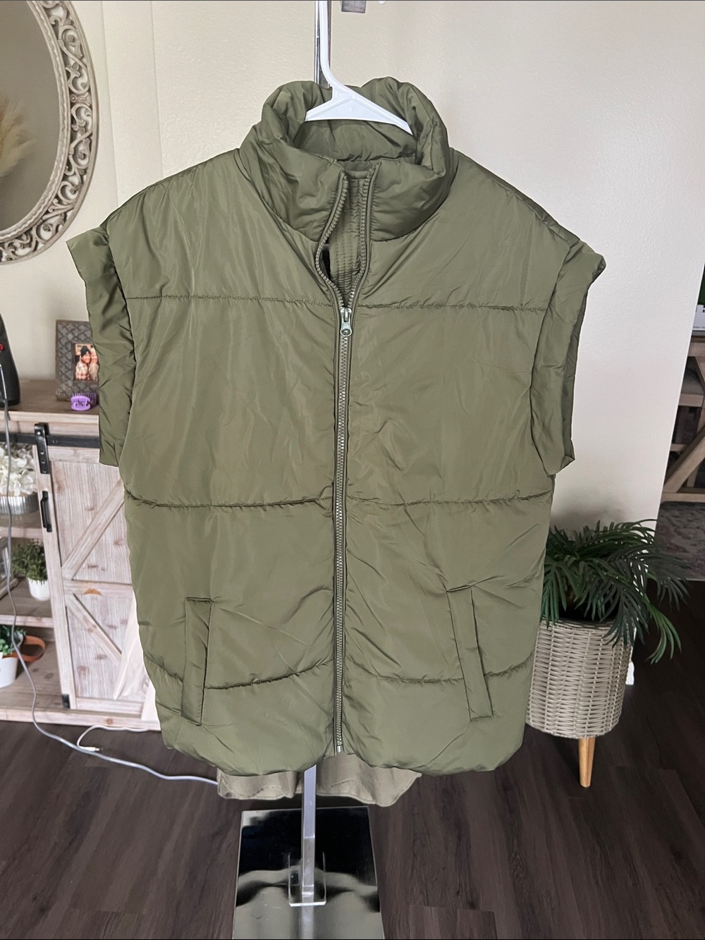 Amazon Essentials Olive Green Quilted Puffer Vest Cap sleeve size s NWOT